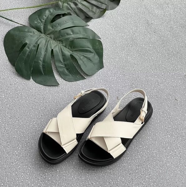 Сандалии белые