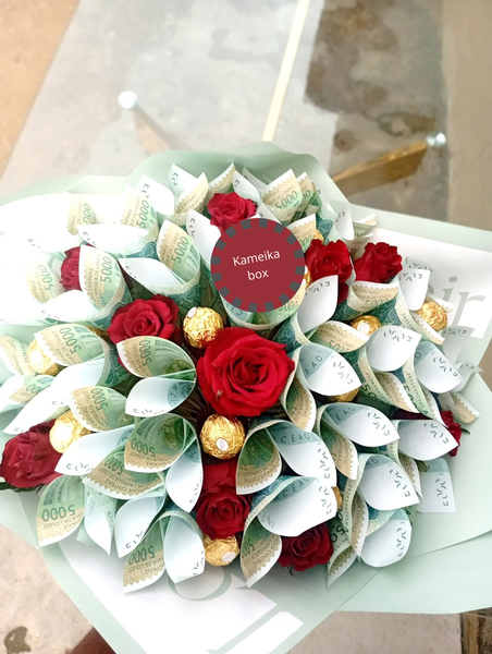 Bouquet de fleurs et billets