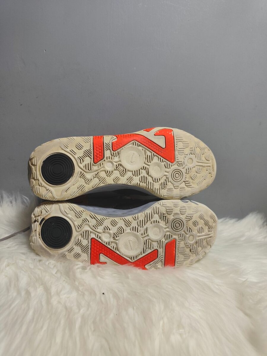 Baskets Nike Sport Gris et Rouge