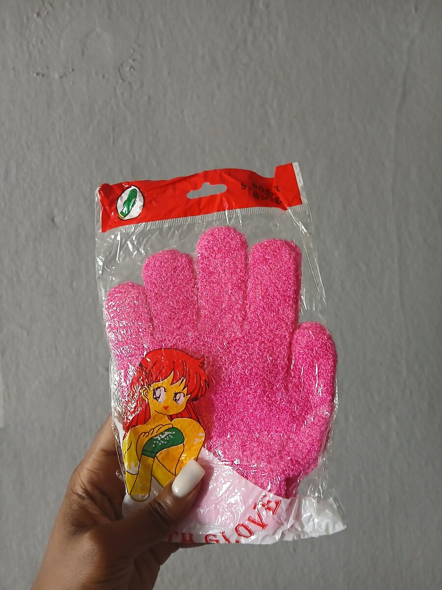 Gants exfoliants colorés pour le corps