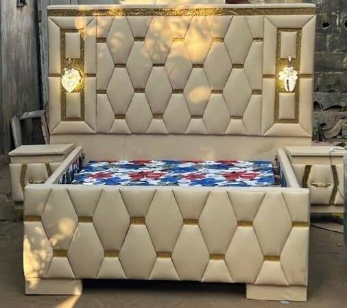 Lit en cuir avec tête de lit