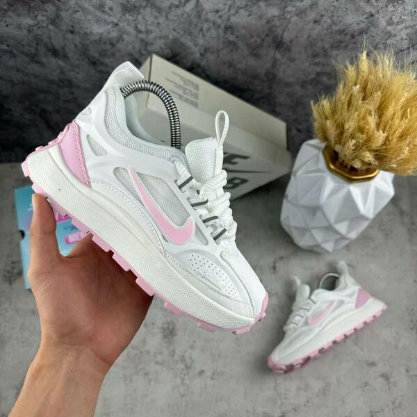 Baskets blanches et roses NIKE