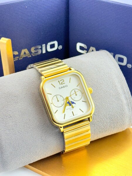 Montre dorée Casio élégante