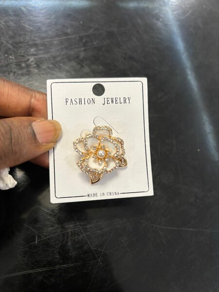 Broche fleur dorée élégante