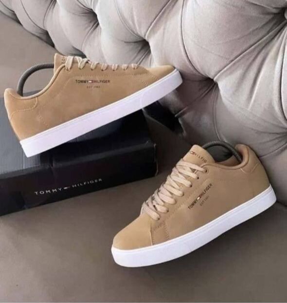 Sneakers en daim beige tendance