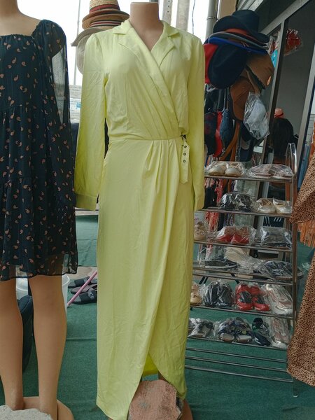 Robe jaune femme élégante
