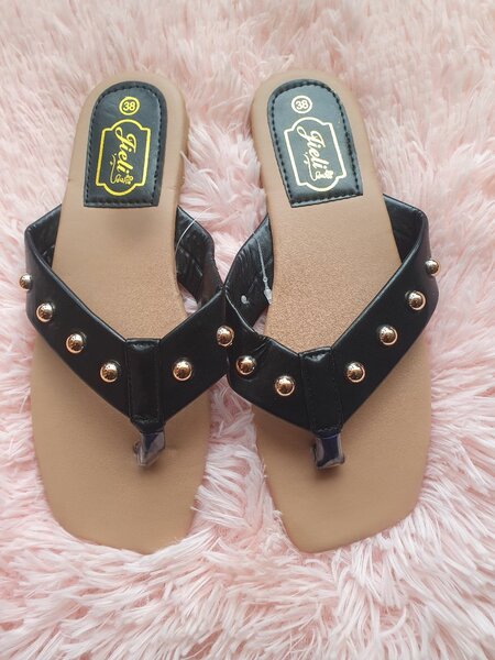 Tongs élégantes à clous