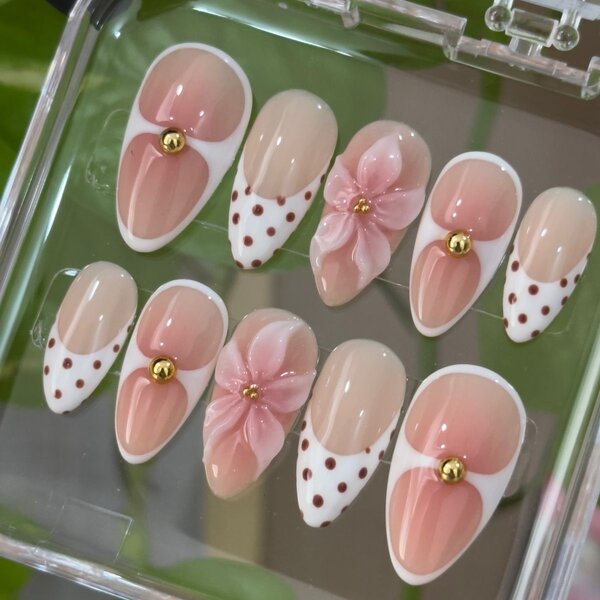 Ongles faux fleuris élégants