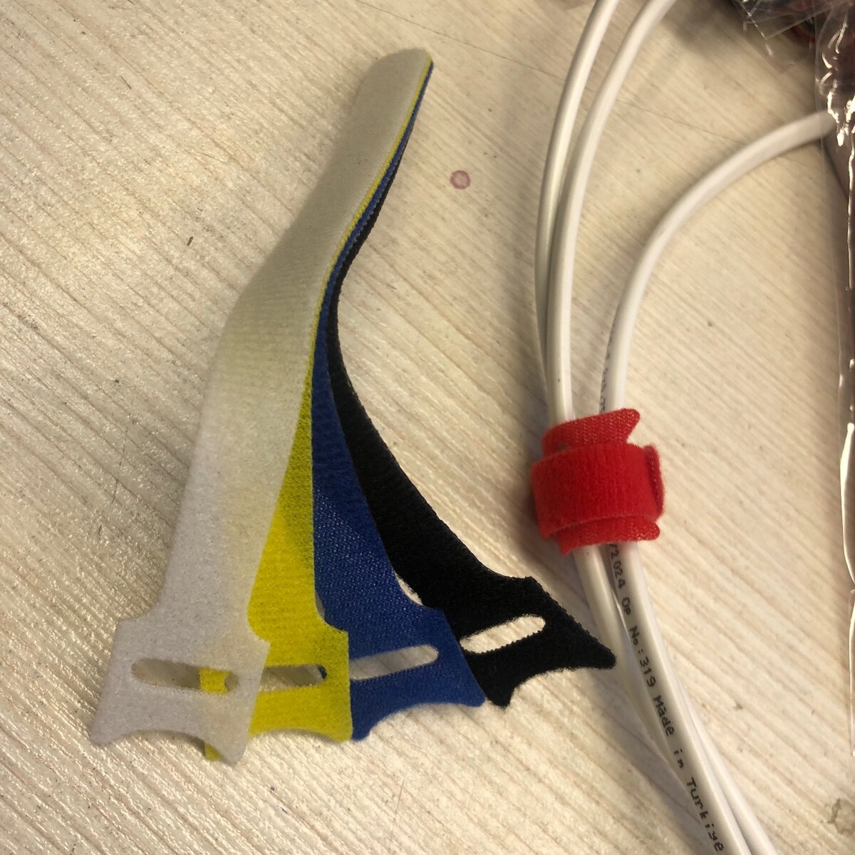 Хомут многоразовый на липучке. В упаковке 5шт длина 14см