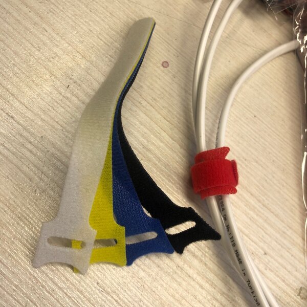 Хомут многоразовый на липучке. В упаковке 5шт длина 14см