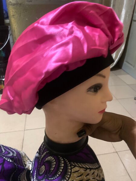Bonnet en satin rose