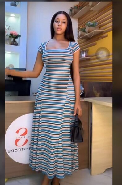 Robe longue rayée élégante