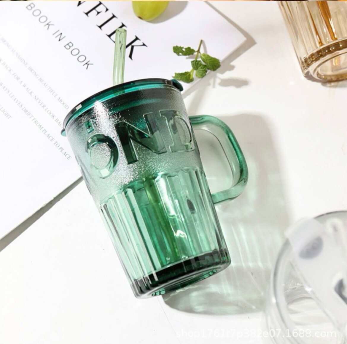 Verre à boire vert avec paille