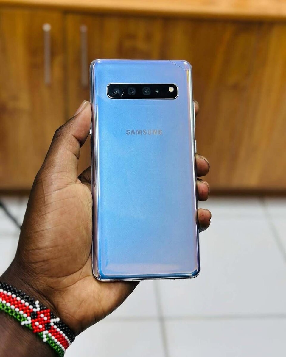 Samsung Galaxy S10 Smartphone