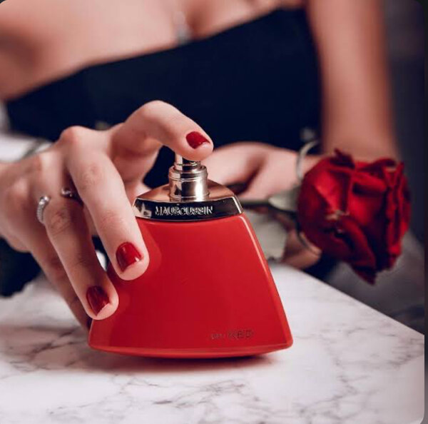 Parfum Féminin Élegant Rouge