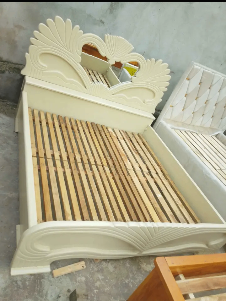 Lit Double Élégant en Bois Sculpté