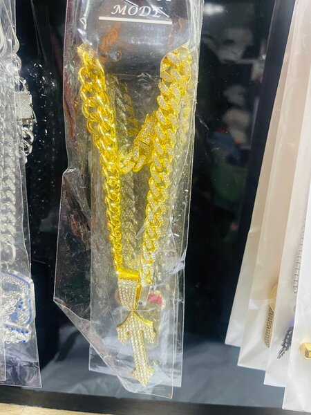 Collier doré avec pendentif croix