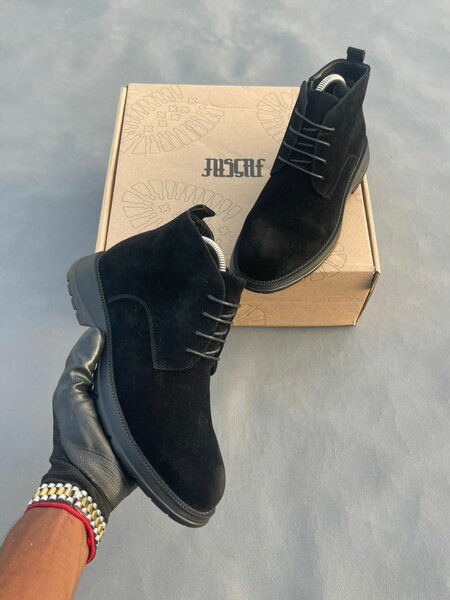 Bottes noires en daim élégantes