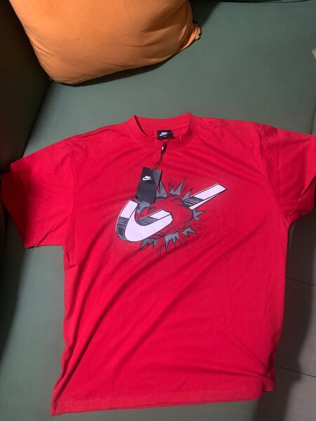 T-shirt rouge graphique Nike