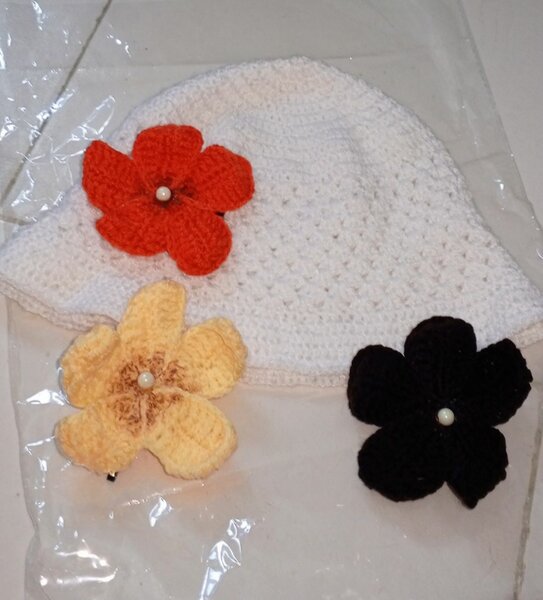 Chapeau en crochet avec fleurs