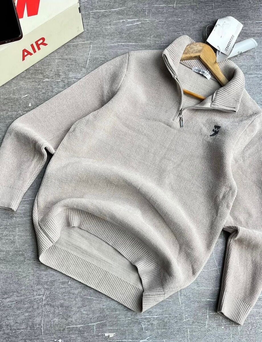 Pull élégant zippé beige