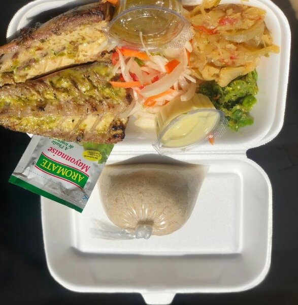 Plat de poisson frit et accompaniments