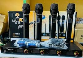 Quatre microphones sans fil