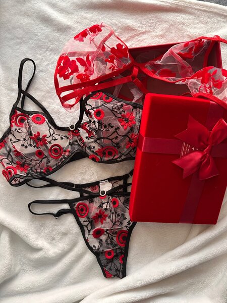 Ensemble brodé rouge et noir