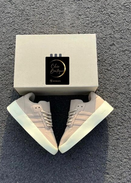 Basket Adidas avec carton