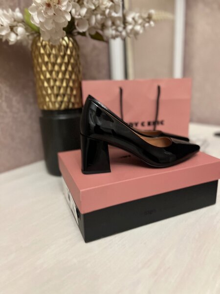 ПРОДАЮ ШИКАРНЫЕ ЛАКОВЫЕ ТУФЛИ ЧЕРНОГО ЦВЕТА 37 р