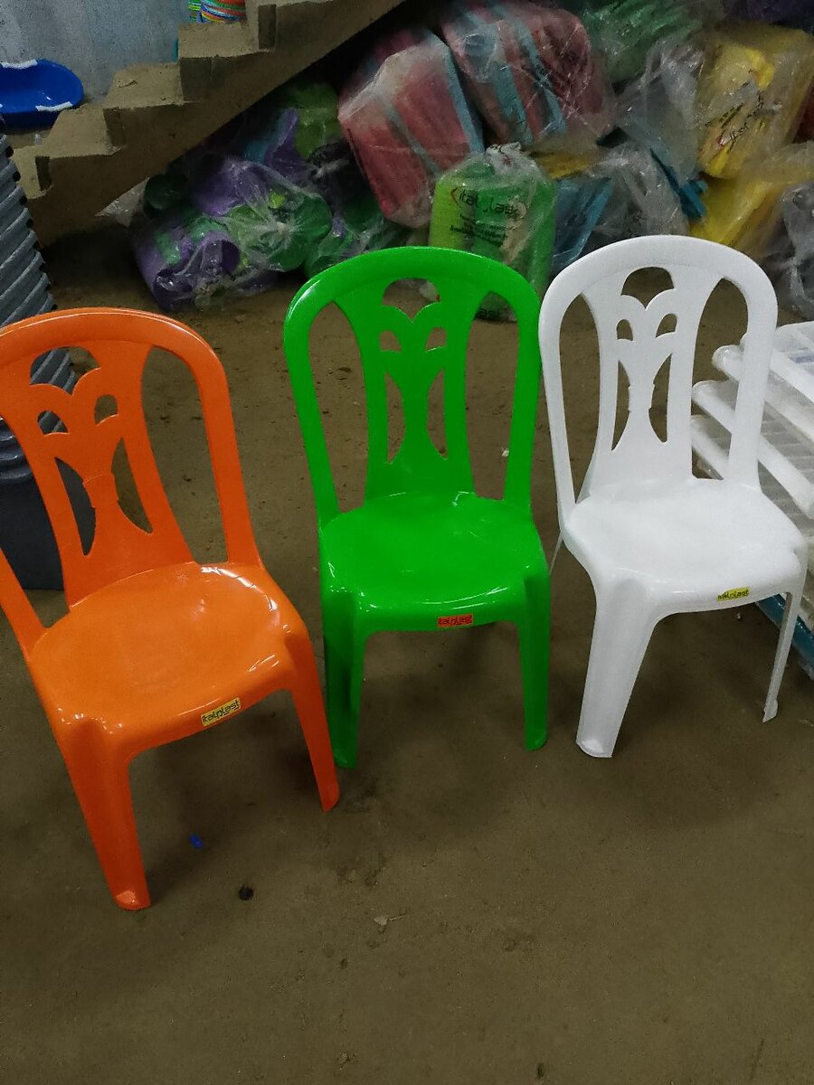 Chaises en plastique colorées