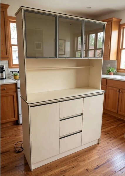 Étagère de cuisine blanche avec portes vitrées