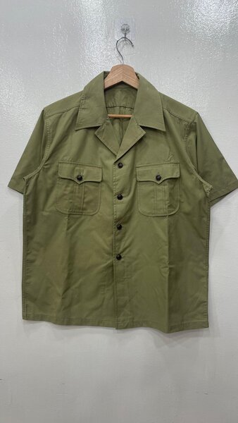 Chemise kaki à manches courtes