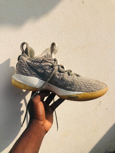 Baskets de sport gris tendance