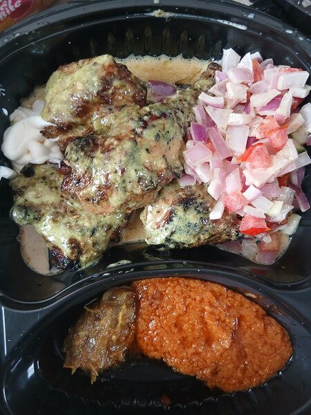 Poulet grillé avec sauce piquante