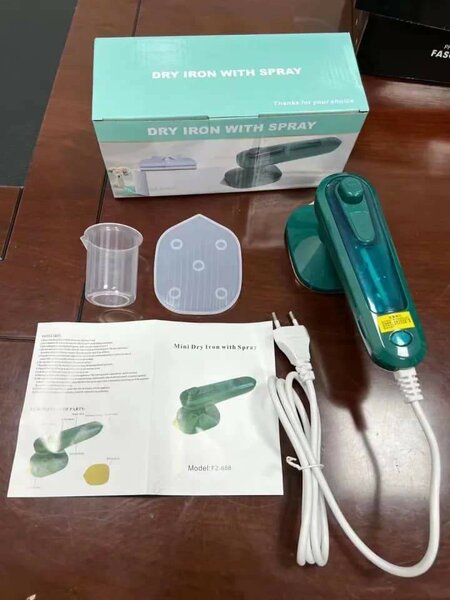 Fer à repasser portable avec spray