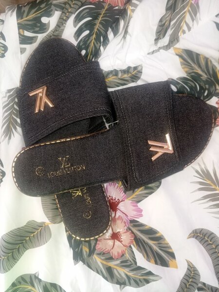 Original Luis Vuitton slippers