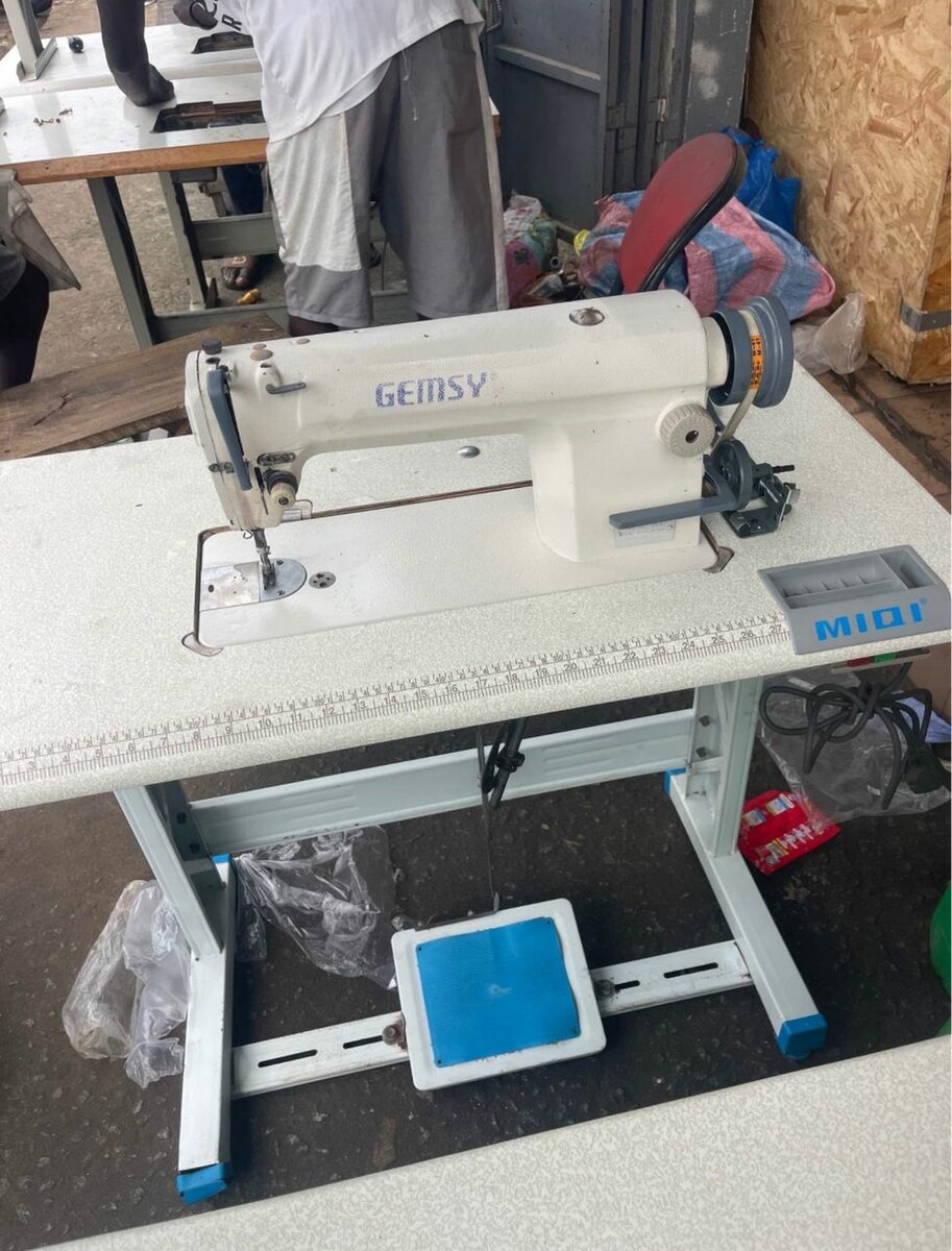 Machine à coudre industrielle