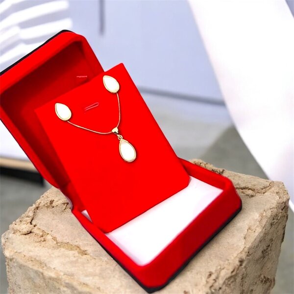 Ensemble collier et boucles d'oreilles en plaqué or