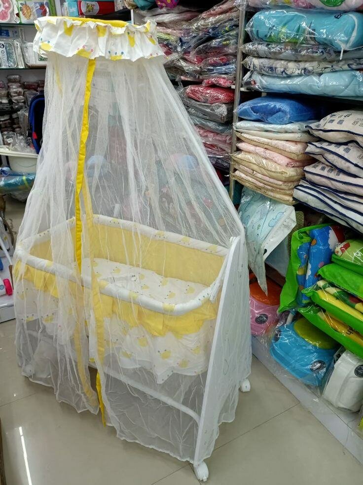 Lit bébé avec moustiquaire