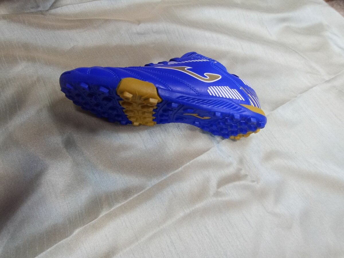 Футбольные сороконожки, бутсы футбольные