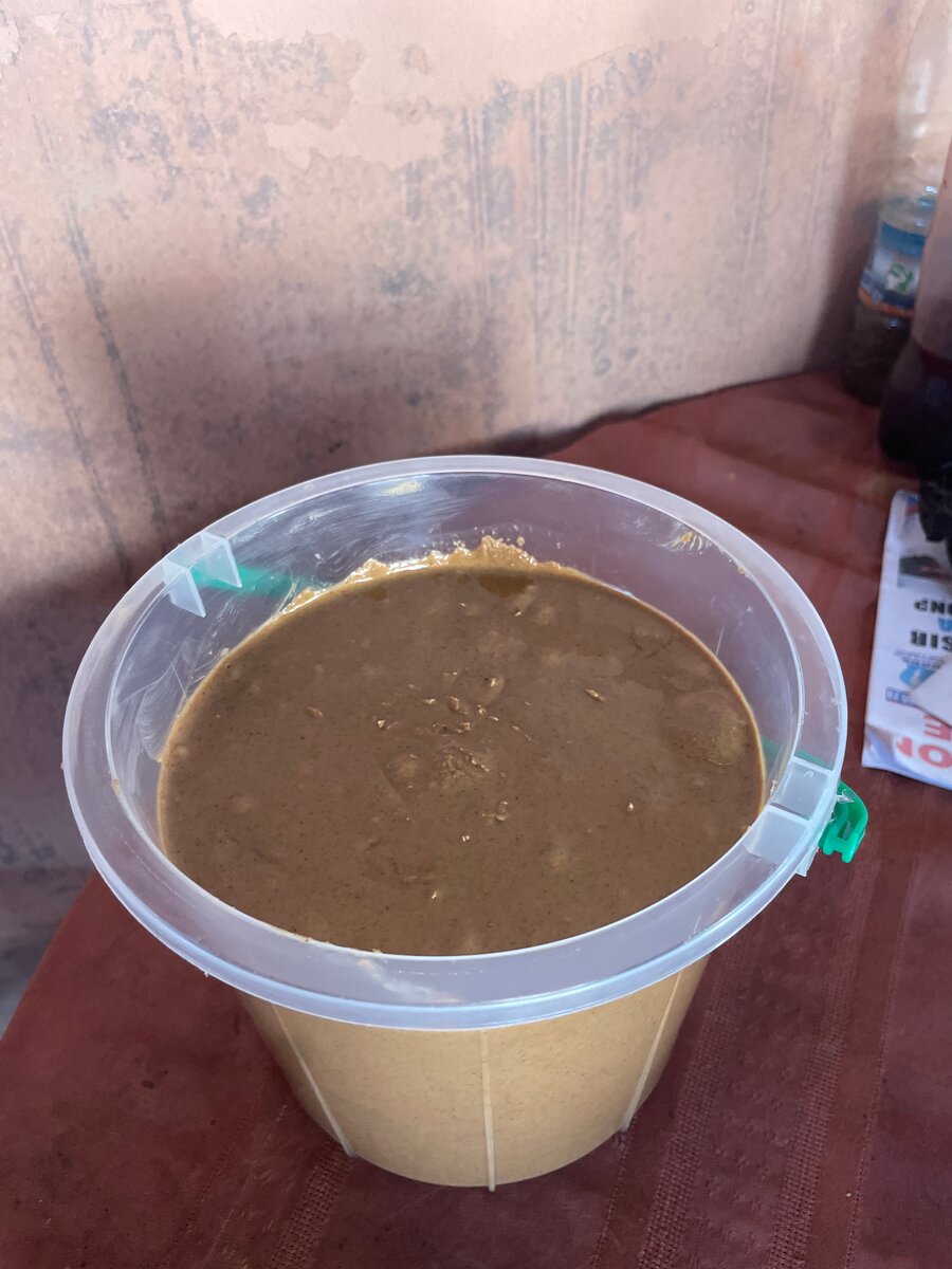 Seau de pâte d'arachide