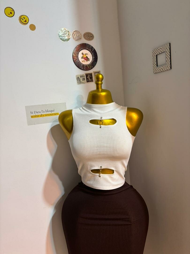 Top sans manches avec découpes