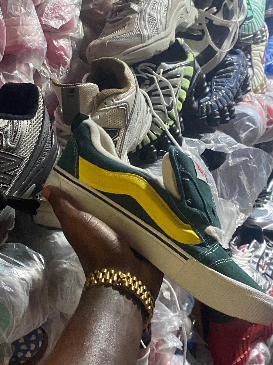 Chaussures de sport vertes et jaunes