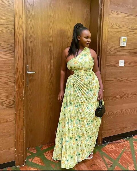 Robe longue fleurie une épaule