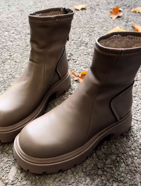 Эти сапоги подойдут как для повседневных образов, так и для особых случаев, легко сочетаются с различными стилями одежды и придают уверенности и элегантности вашему образу.☑️❤️