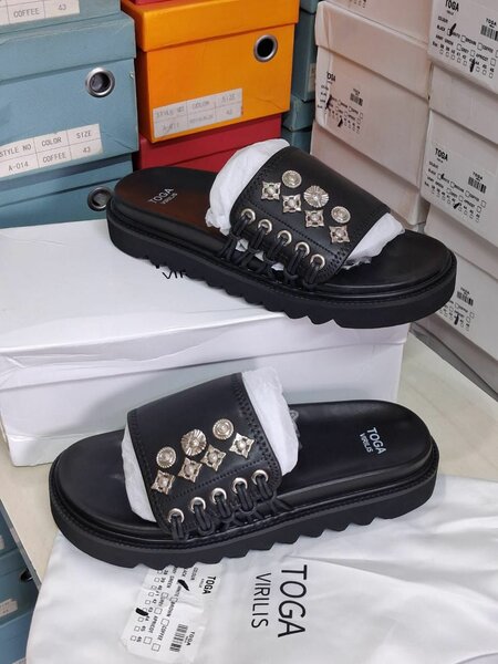 Sandales en cuir décorées