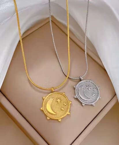 Charmant Collier Soleil et Lune