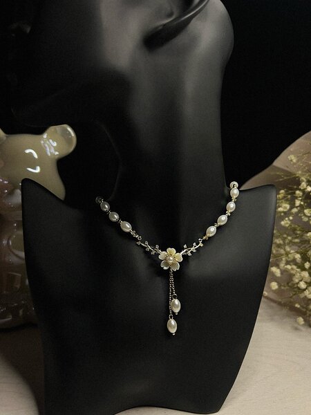 Золотое ожерелье с цветком