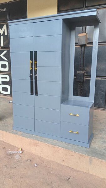 Armoire moderne avec miroir